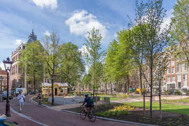 Amsterdam-Nieuwezijds Voorburgwal-trampark-220621-7