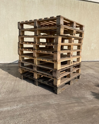 Blok pallets (100x120 cm) gestapeld € 11,50 