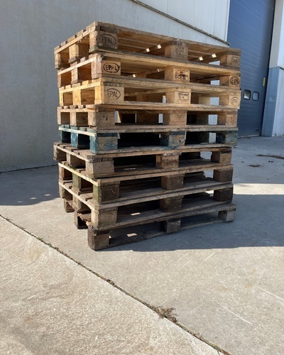 Euro pallets (80x120 cm) gestapeld € 13,00