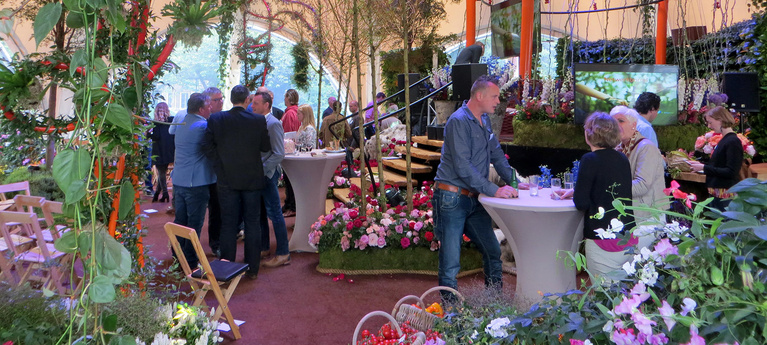 The interior of the Traveling Ecodome is a combination of landscape, people and innovation: clean air, stimulation of the senses, biodiversity, edible plants and Dutch Sustainable Design.